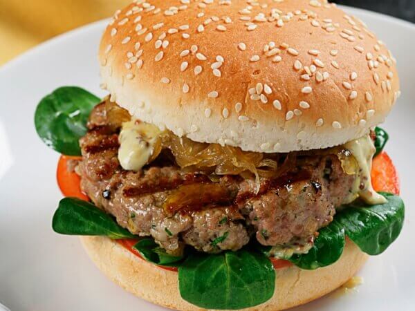 Receta de hamburguesa de cordero con cebolla caramelizada